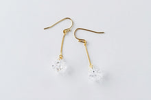 画像をギャラリービューアに読み込む, HARIOランプワークファクトリー|ピアス シロツメクサ