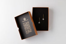 画像をギャラリービューアに読み込む, HARIOランプワークファクトリー|ピアス シロツメクサ