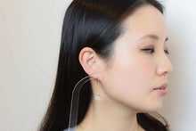 画像をギャラリービューアに読み込む, HARIOランプワークファクトリー|ピアス シロツメクサ