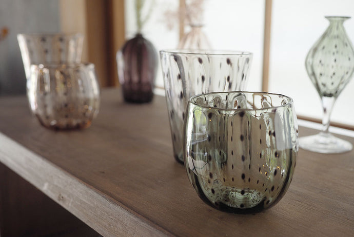 透き通るガラスの美と手しごとの造形。自然豊かなものづくりの里で生まれる器。静岡県森町「floresta fabrica（フロレスタ ファブリカ）」