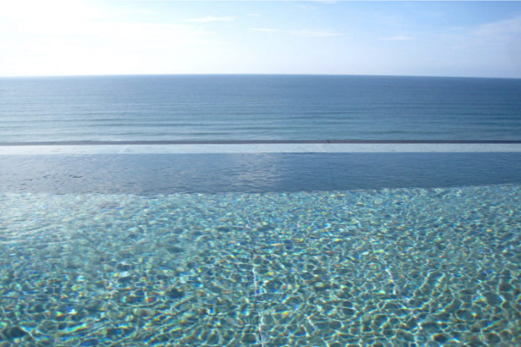 太平洋に溶け込むインフィニティー温泉で至福のひとときを送る「鴨川館」