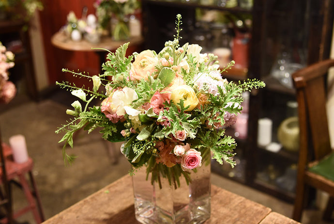 花選びから始めるブーケレッスン。お花屋さんの店頭で選んだ好きな花でブーケを作ってみました。